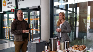 Ulrika Jeppson Wigg i styrelsen för SULF-föreningen vid Mälardalens högskola bjuder medlemmen Mats Fagerberg på fika.