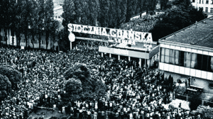 Storstrejken vid varvet i Gdansk år 1980.Arbetarna låste in sig på varvet och krävde att få förhandla direkt med regeringen inför direktsänd television för att minska regimens möjligheter att manipulera deras krav.