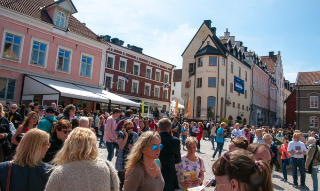 Folkvimmel på Donners plats i Visby, Almedalsveckan 2014