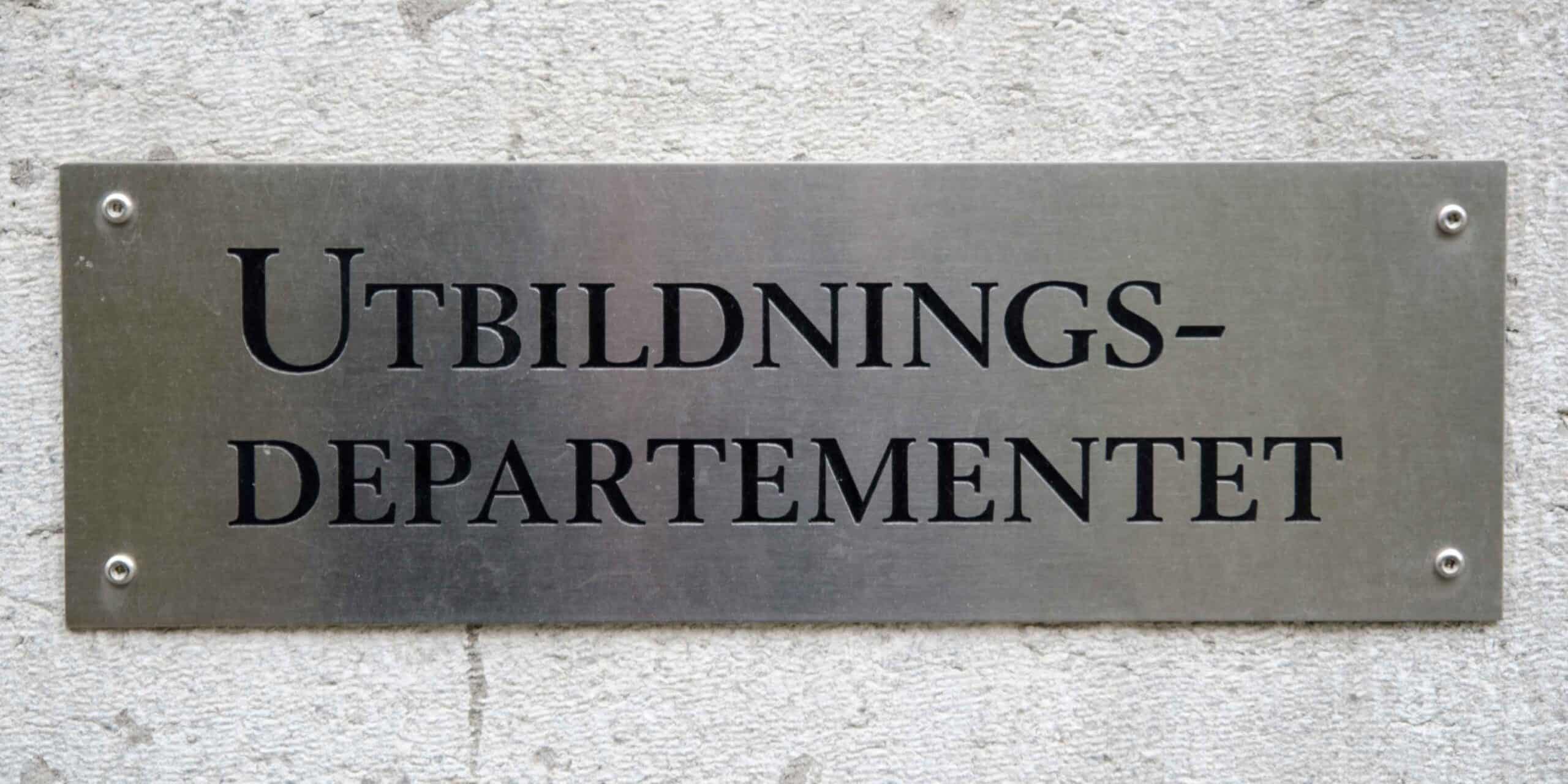 En skylt som visar texten "Utbildningsdepartementet"
