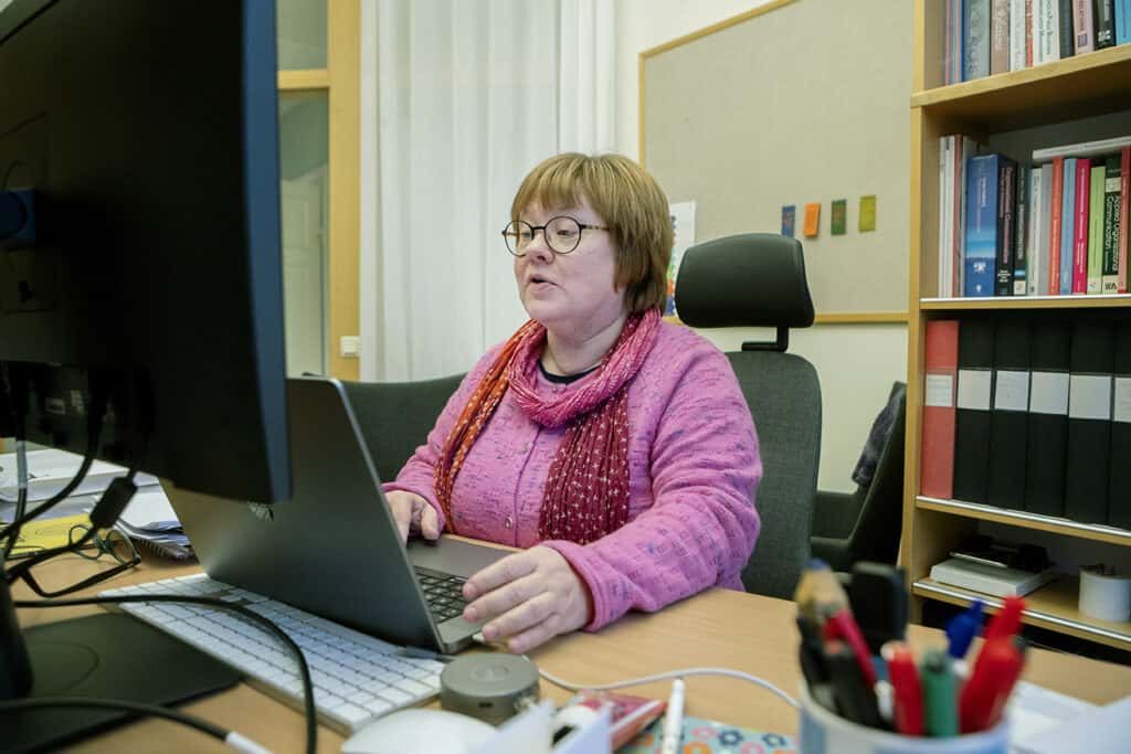 Lena Lundgren, adjunkt vid Mittuniversitetet vid datorn i sitt kontorsrum