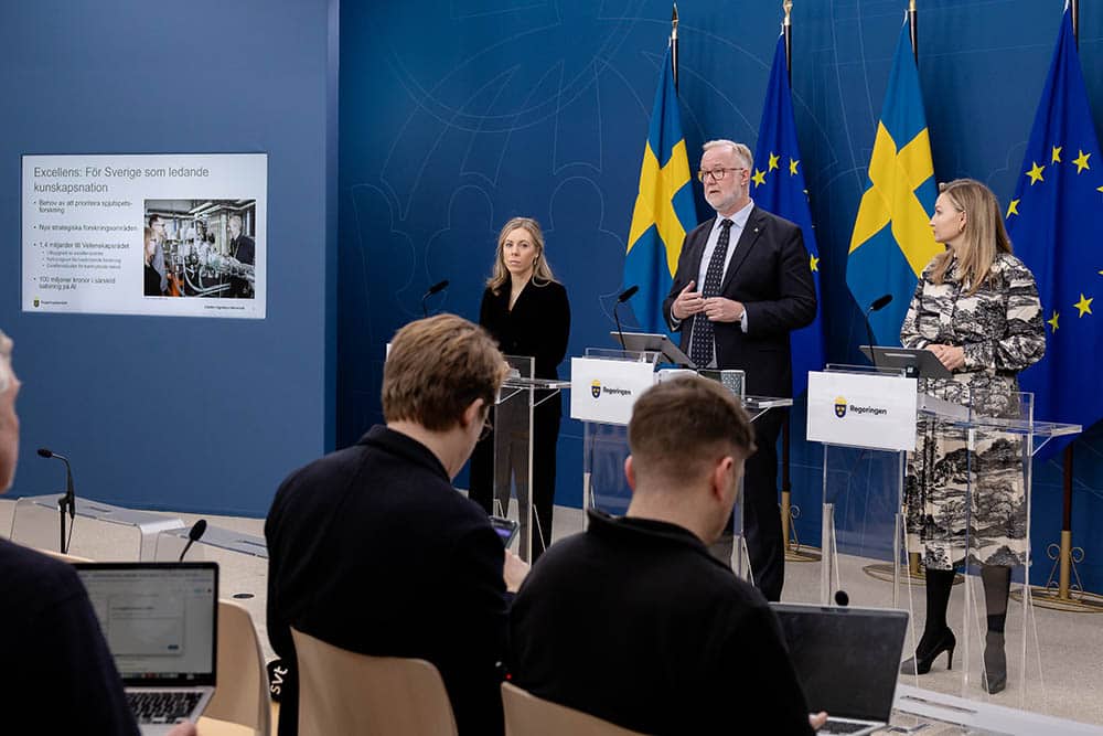 EU-minister Jessica Rosencrantz, utbildningsminister Johan Pehrson och energi- och näringsminister Ebba Busch presenterar forskningspropositionen på en pressträff i december.