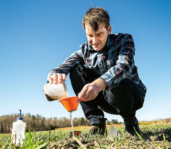 Ola Lundin tömmer en fallfälla för insekter för att se vilka som fångats där.