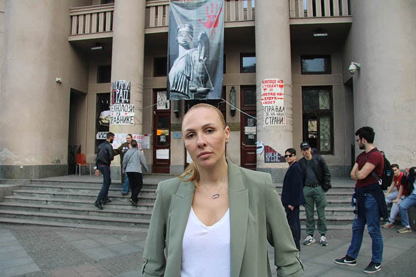 Juridikprofessor Vanja Bajović framför juridiska fakulteten i Belgrad