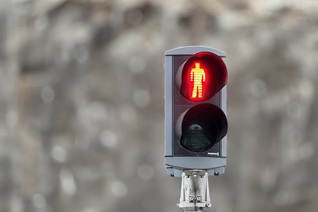 trafikljus visar röd gubbe