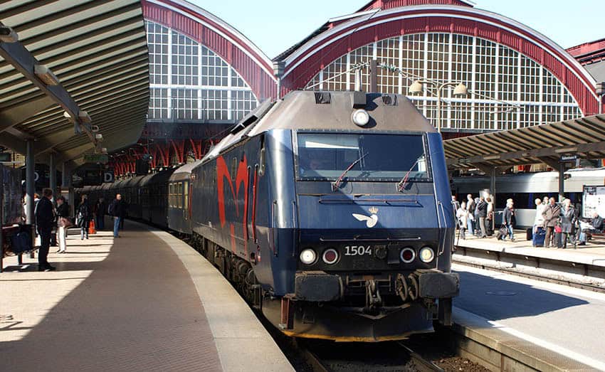 Tåg på centralstationen i Köpenhamn
