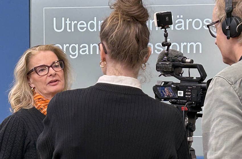 Lotta Edholm (L) intervjuas av TV4